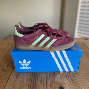 Maroon Gazelles. Sz 5.5 mens / 6.5/7 womens.